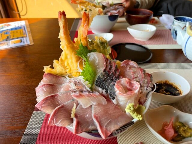 「活魚料理小安丸」で美味しい海鮮！はみ出る海鮮丼の口コミ・評判は？